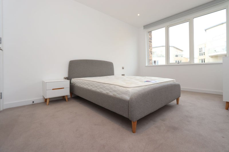 Photo 1: Room 1: £355 per week - En-suite Double room single use - 1,538£ per month