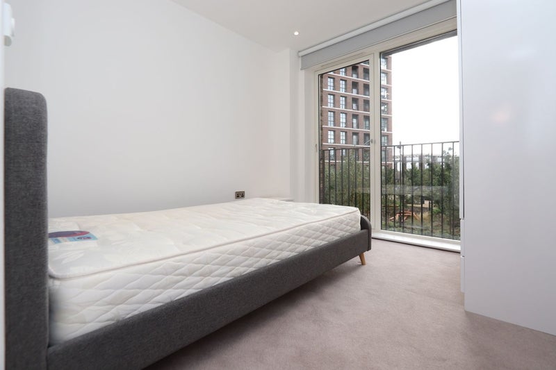 Photo 1: Room 2: £330 per week - Double room single use - 1430£ per month