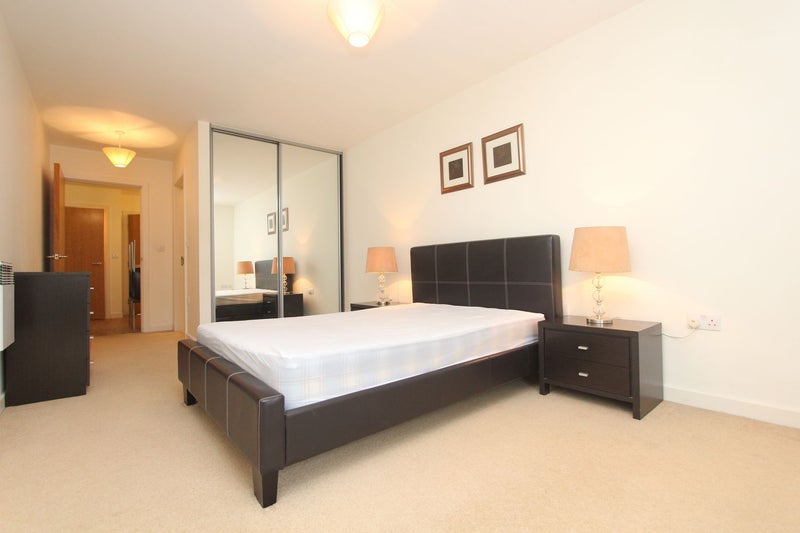 Photo 1: Room 1: £330 per week - En-suite Double room couples are welcome - 1430£ per month