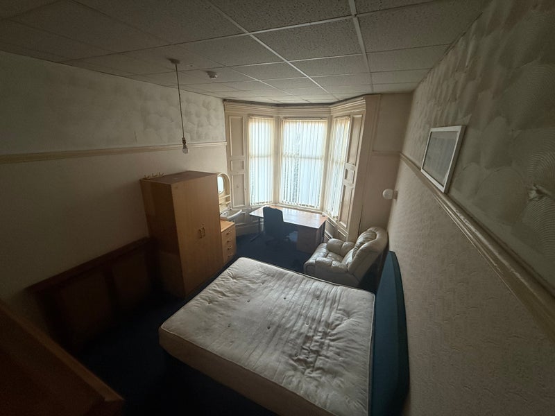 Photo 1: Large bed room 