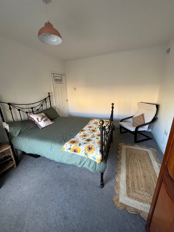 Photo 1: Double bedroom available 