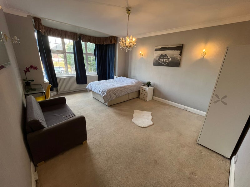Photo 1: Room 1- £700 Available 01/01/2025
