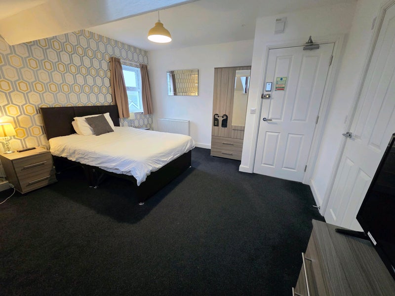 Photo 1: Room 15 - Double En-Suite