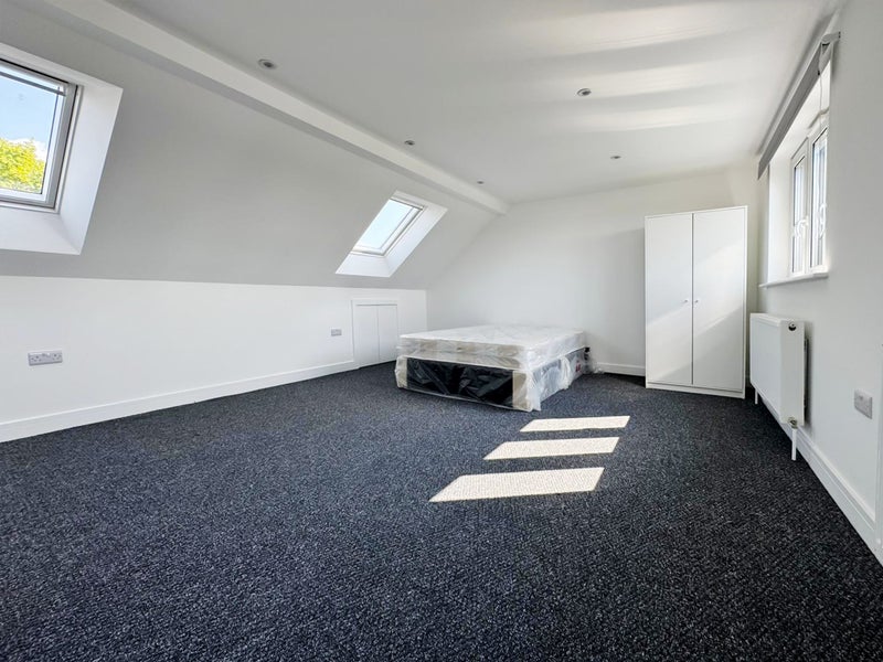 Photo 1: Room 6 - En-suite bedroom 