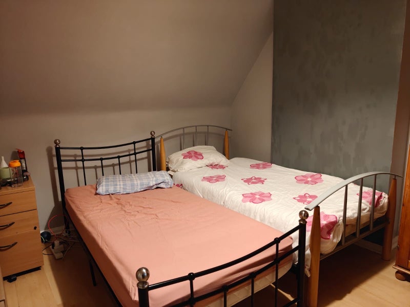 Photo 1: Double bedroom 