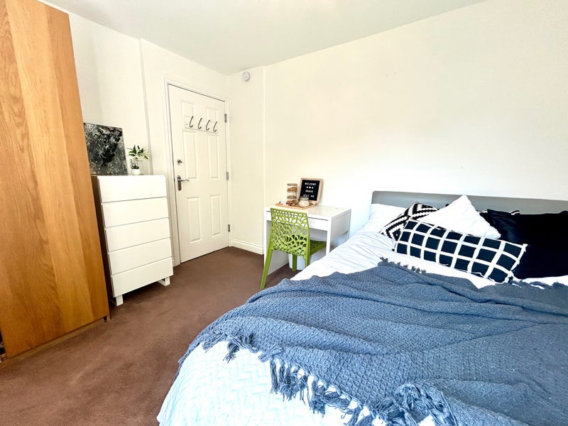 Photo 1: Lovely double room in friendly houseshare