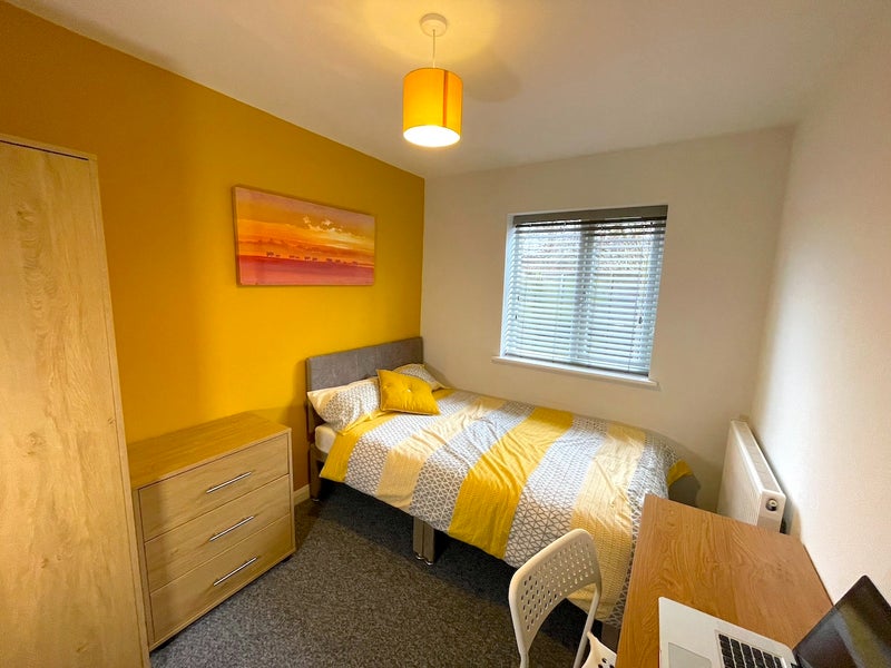 Photo 1: Great value, cosy room - £575/month