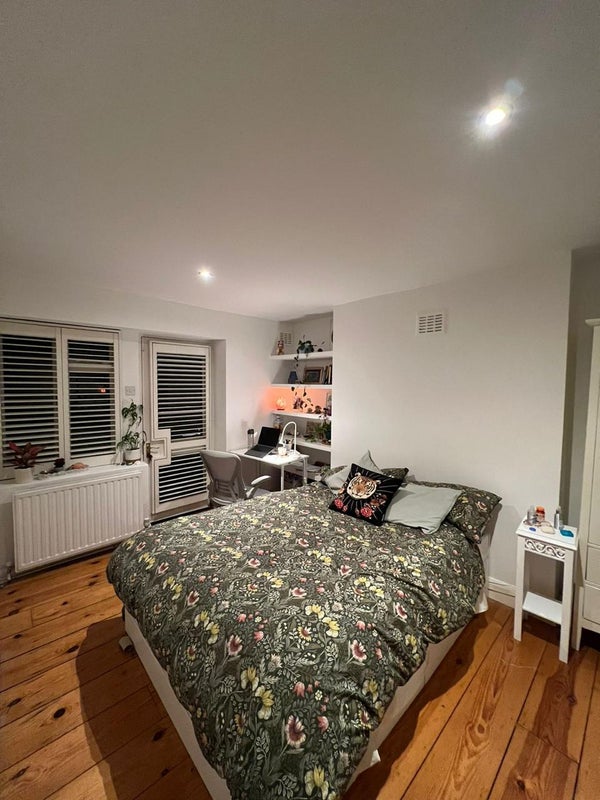 Photo 1: Room available