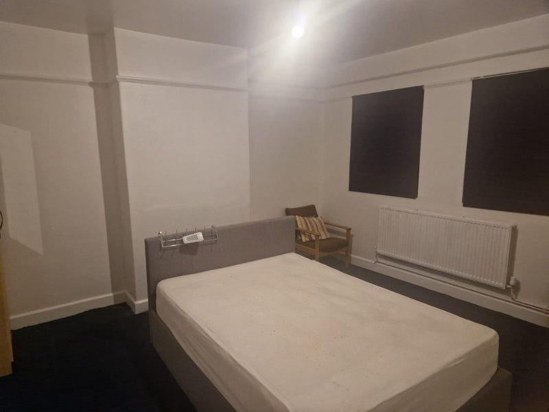 Photo 1: Spacious Double Room