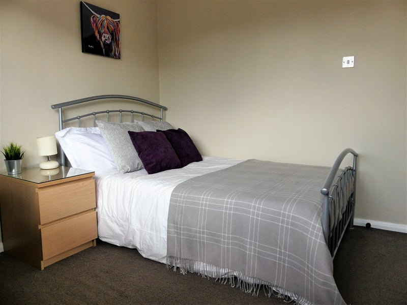 Photo 1: Large Double Bedroom