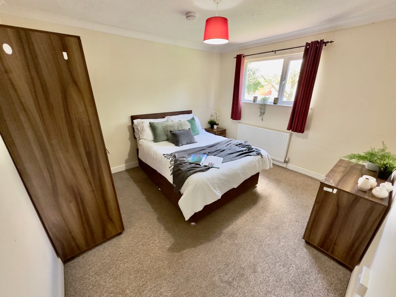 Photo 1: Large double bedroom available now