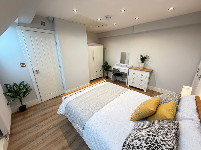 Photo 1: Master bedroom with - en-suite 