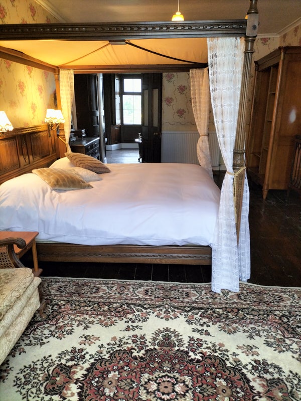 Photo 1: Double Bedroom