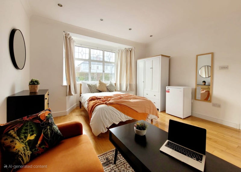 Photo 1: Room 1 - £880 PCM - All Bills Included