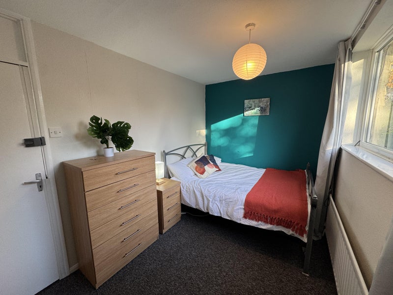 Photo 1: Lovely double room, overlooking the garden