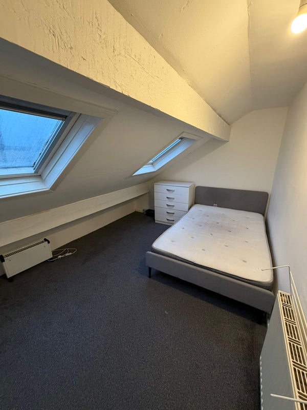 Photo 1: Single Room