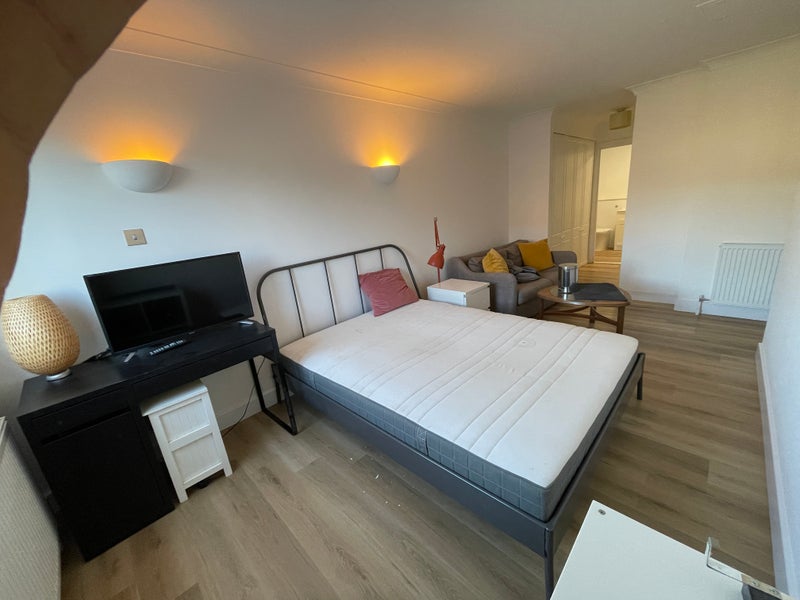 Photo 1: Ennsuite Roomb