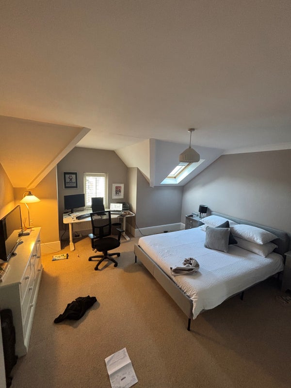 Photo 1: Double Room Available