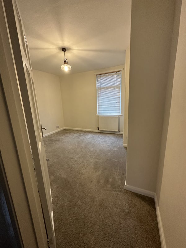 Photo 1: Room to rent - does come furnished (pictures on request) 