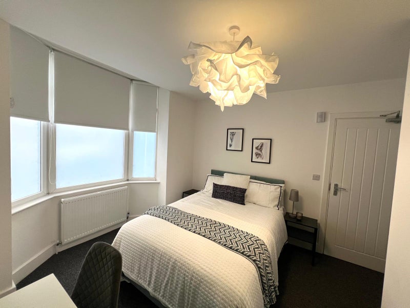 Photo 1: Double bedroom