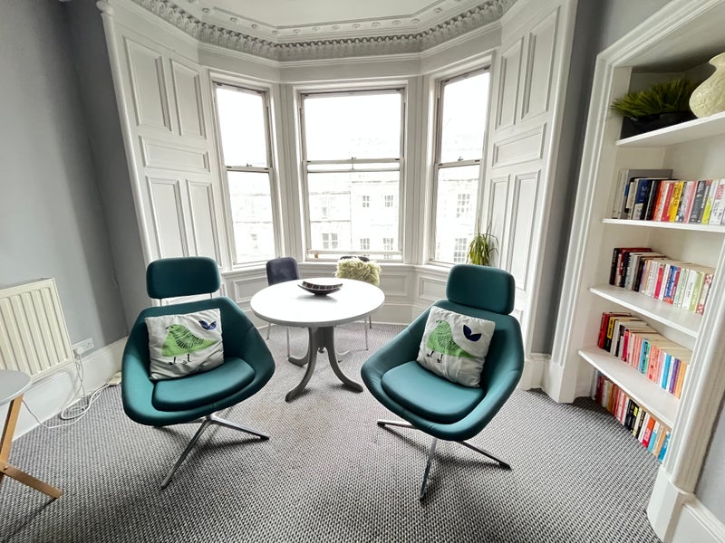 Photo 1: living room 