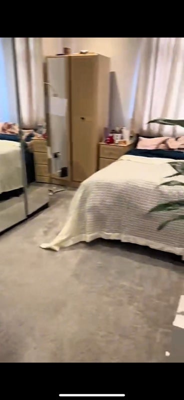 Photo 1: Furnished bedroom