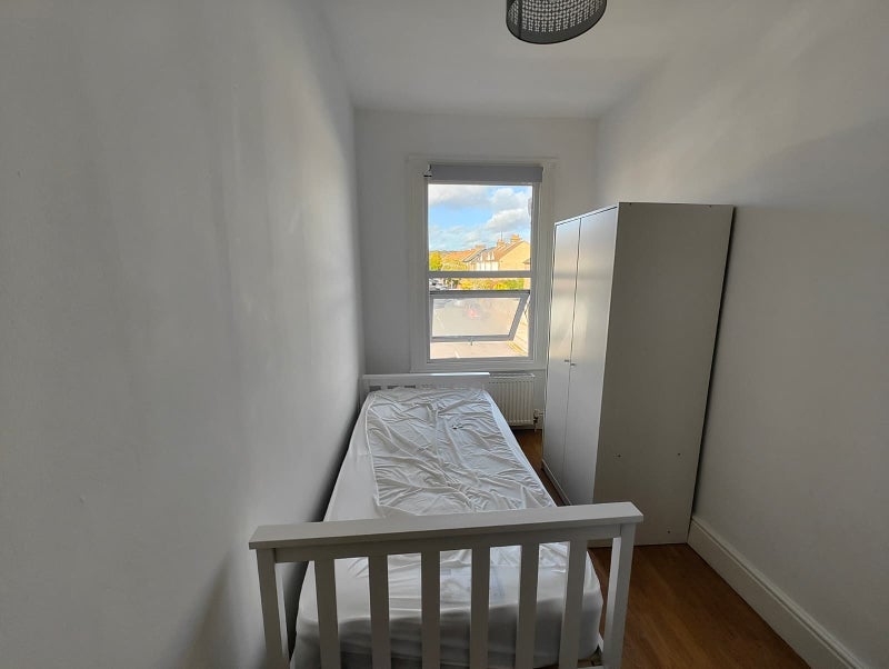 Photo 1: Single bedroom