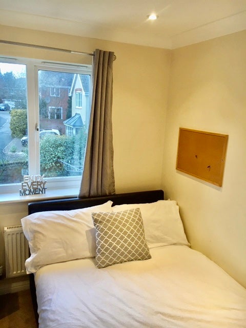 Photo 1: Small Modern Double £450 incl. bills