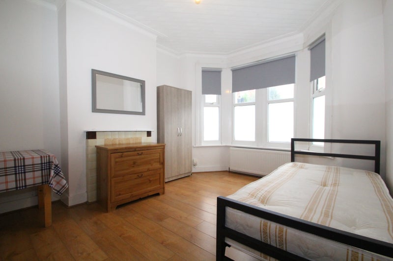 Photo 1: GF Front room £700