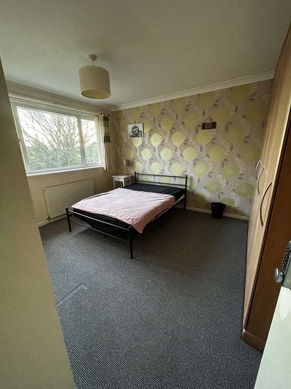 Photo 1: Bright, spacious double room – move-in ready