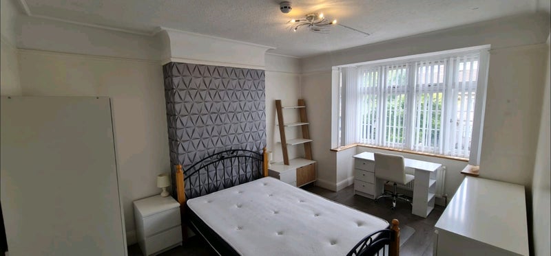 Photo 1: 🔥🥇MASTER BEDROOM £1050 ALL BILLS INCLUSIVE 💗