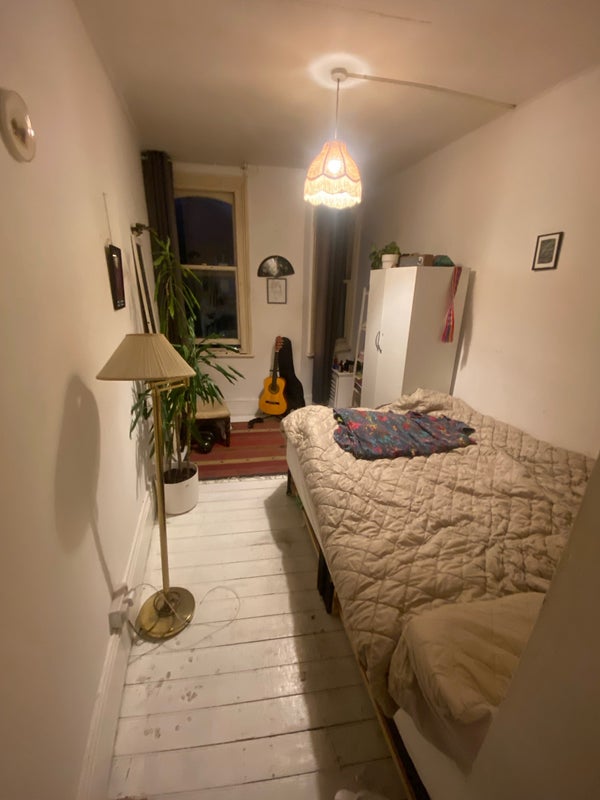 Photo 1: The room has really good heating and very bright and spacious 