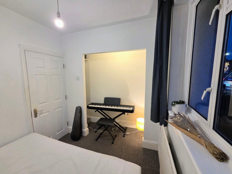 Photo 1: Double Bedroom View 1