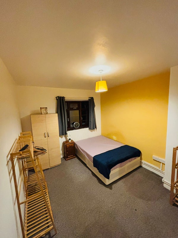 Photo 1: Large Double Room (£810) - All Bills Included
