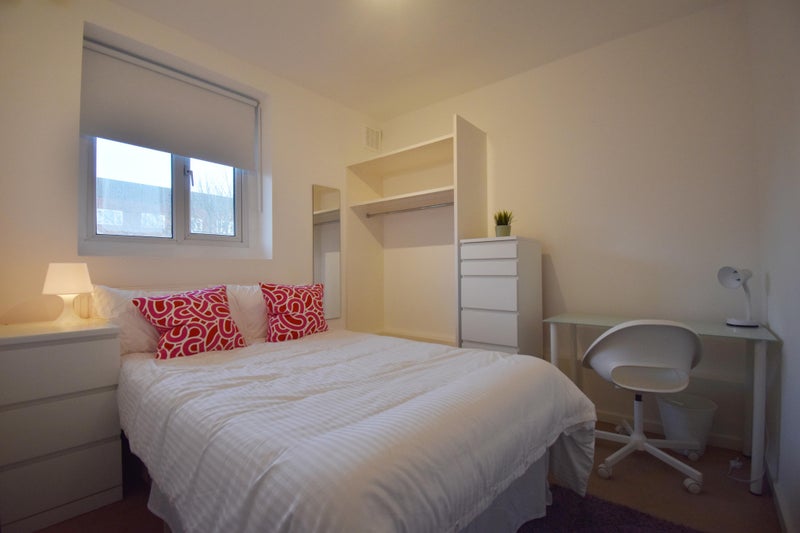 Photo 1: Gorgeous Room