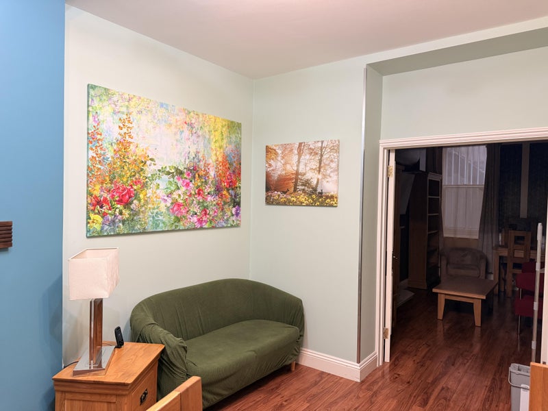 Photo 1: Living room 