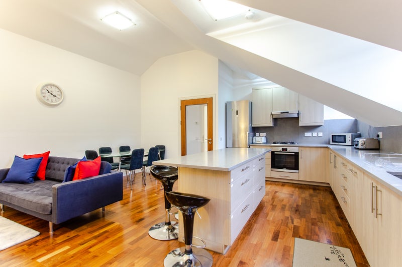 Photo 1: Communal kitchen/Lounge