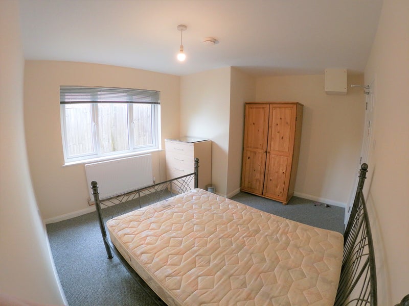 Photo 1: Spacious ground floor double room