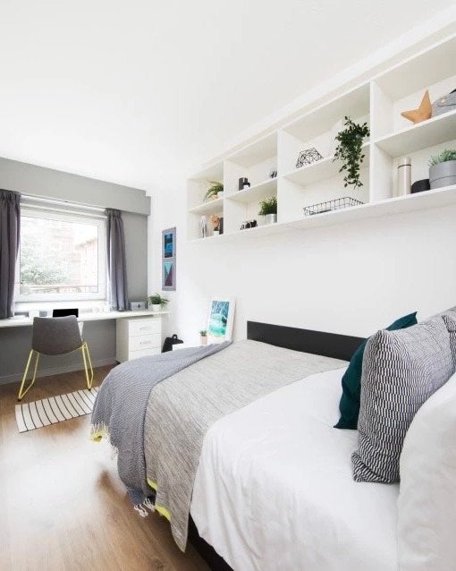 Photo 1: Image from website advertisements