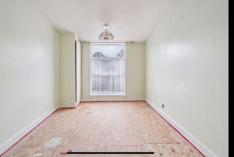 Photo 1: Second bedroom now grey paint (£850 pm)