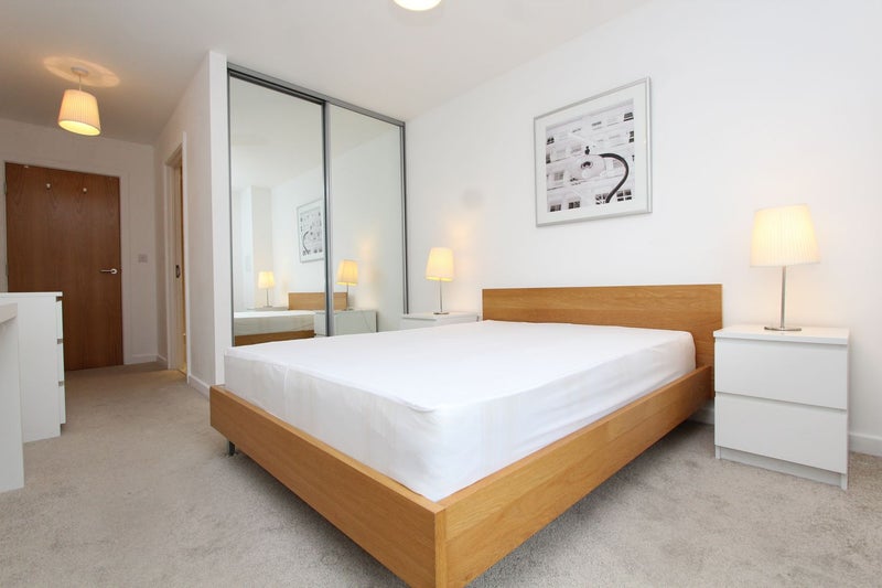 Photo 1: Room 1: £330 per week - En-suite Double room couples are welcome - £1,430 per month