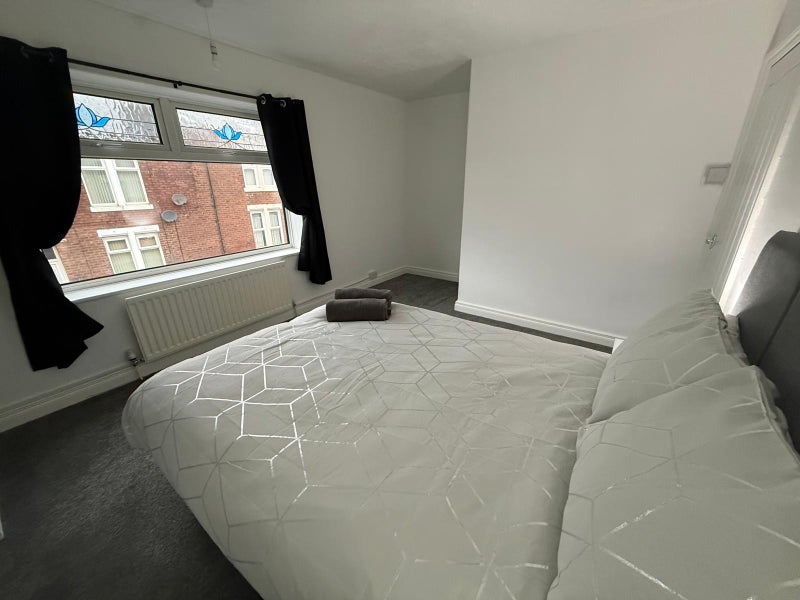 Photo 1: Double Bedroom 1