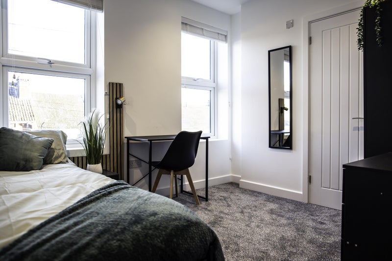 Photo 1: Room 5 - Large Ensuite Room