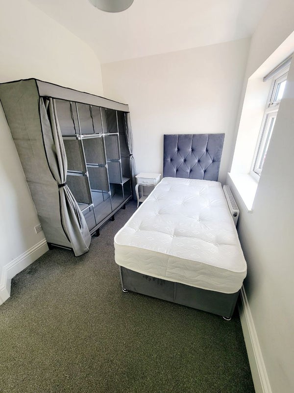 Photo 1: SINGLE ROOM