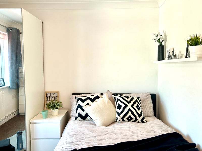 Photo 1: Make RHouse your home!