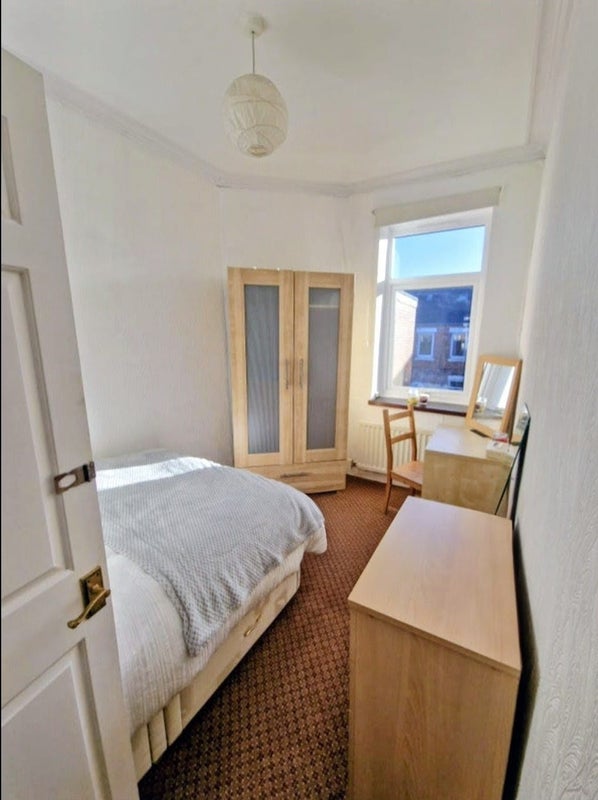Photo 1: Bedroom