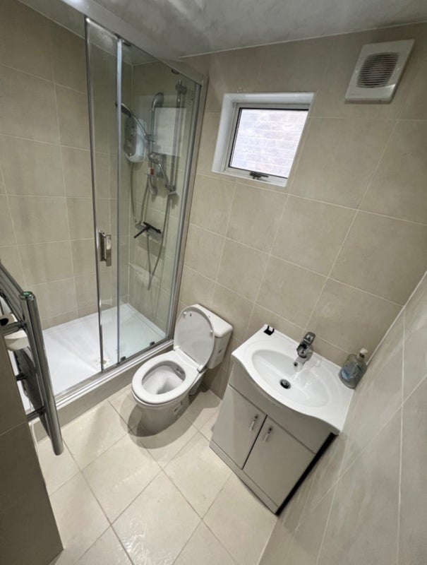 Photo 1: Toilet/ bathroom