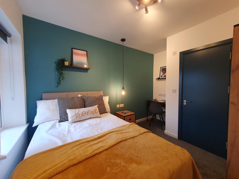 Photo 1: Room 3 with private ensuite bathroom for only £940 a month