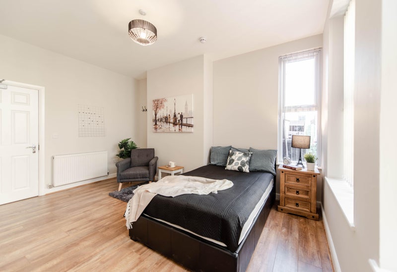 Photo 1: Spacious Ground Floor En Suite