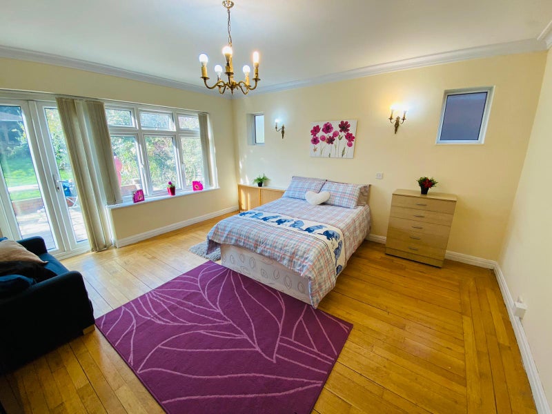 Photo 1: 💷 Large Double room - £1000/month – 🗓️ Available now 							
